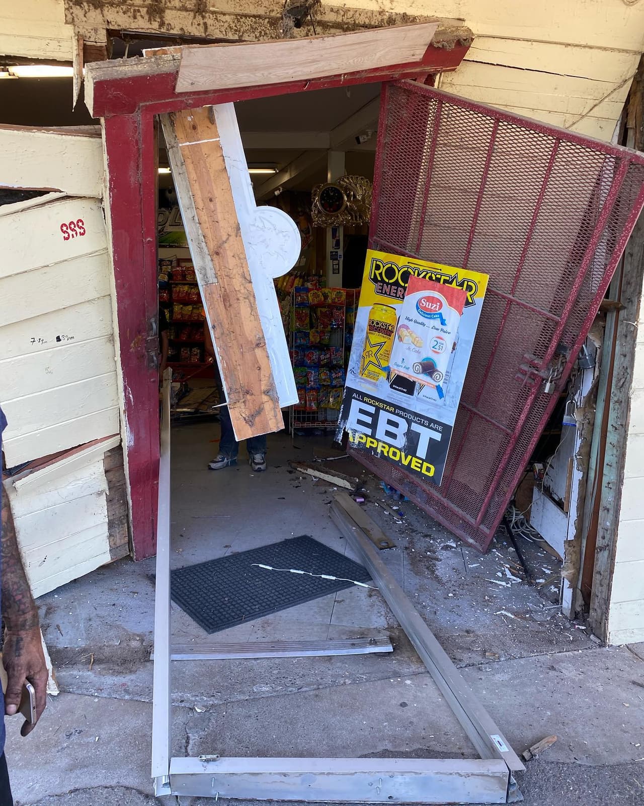 En el accidente, no hubo heridos, pero la puerta principal del establecimiento quedó dañada.
