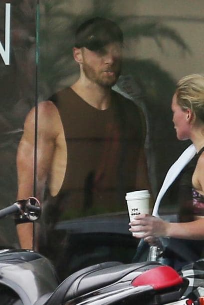 Él se acercó a ella para platicar.