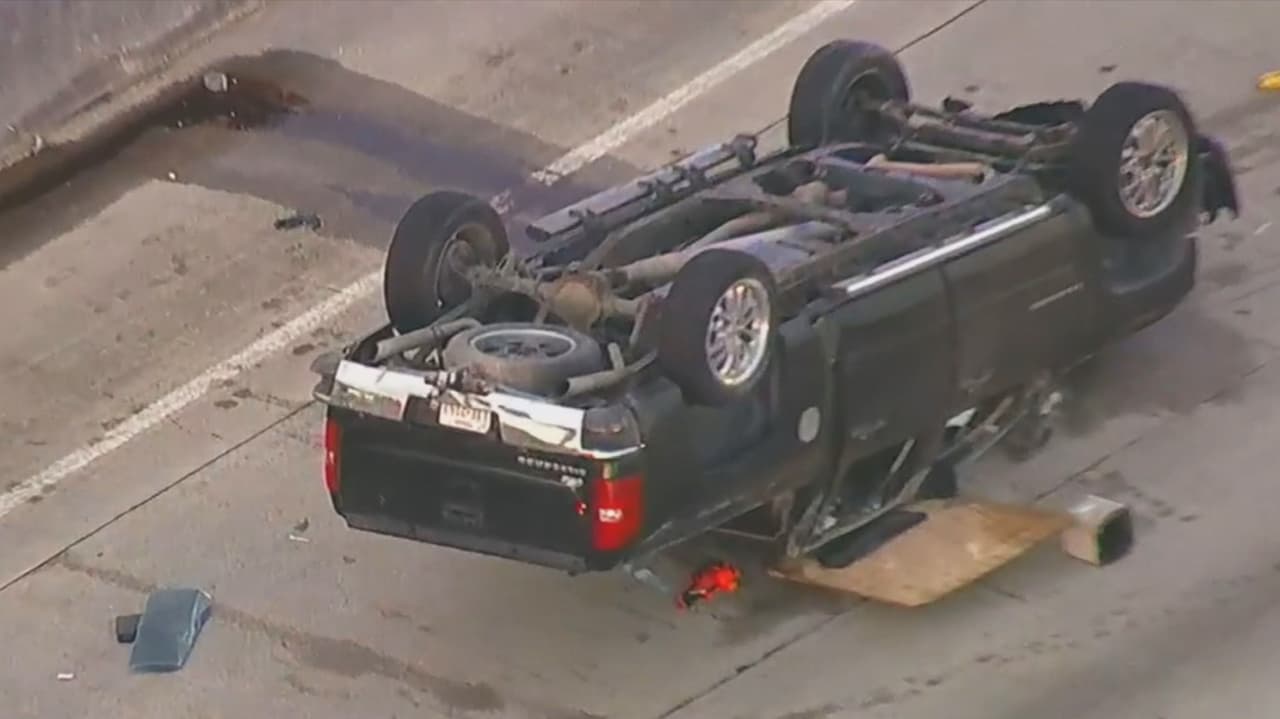 La camioneta negra que causó el choque terminó volcada.