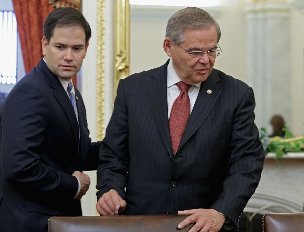 Rubio y Menéndez proponen una ley para suspender los vuelos entre Estados Unidos y Cuba