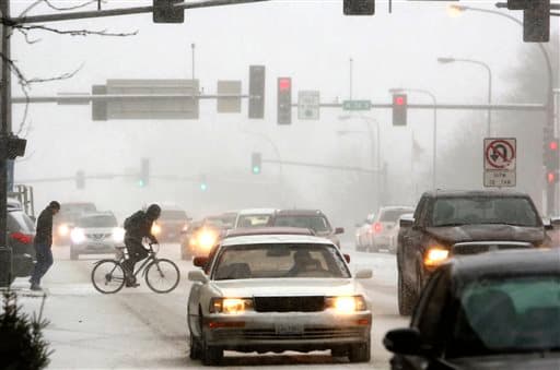 Viajeros varados y carreteras cerradas por el mal tiempo en EEUU