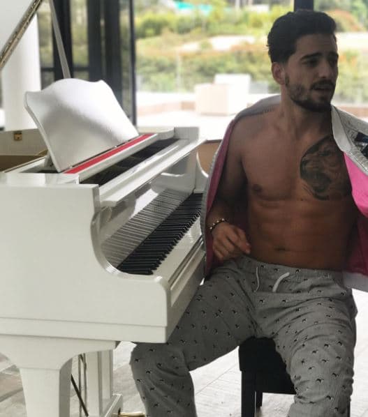 Además de su galanura, Maluma es poseedor de una anatomía envidiable y él lo sabe muy bien, pues en su Instagram hay más fotos de él con el torso desnudo que con ropa.
