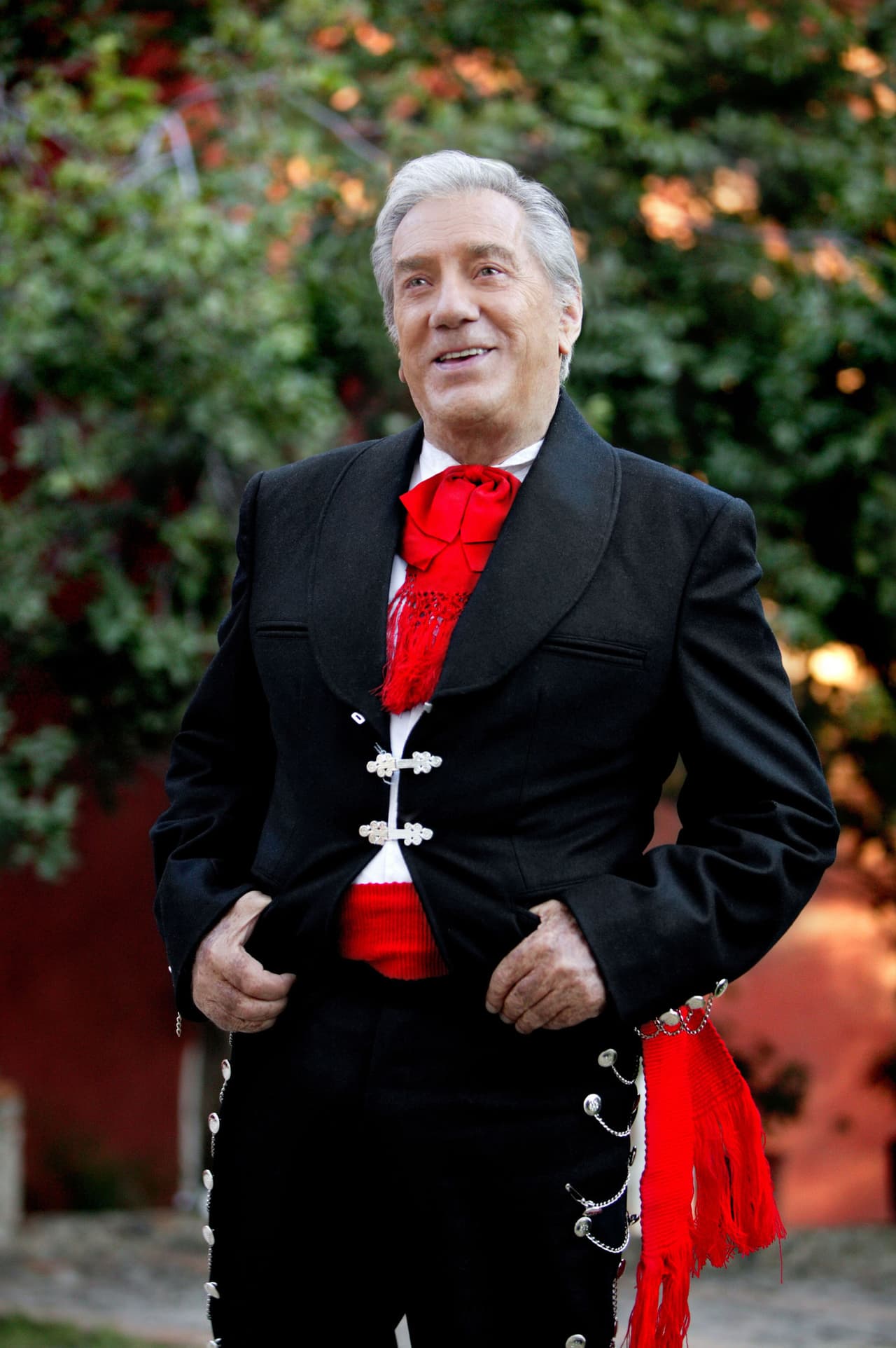 Se detalla que en algún momento "
<b>consideró convertirse en sacerdote</b>, pero finalmente decidió seguir una carrera en derecho".