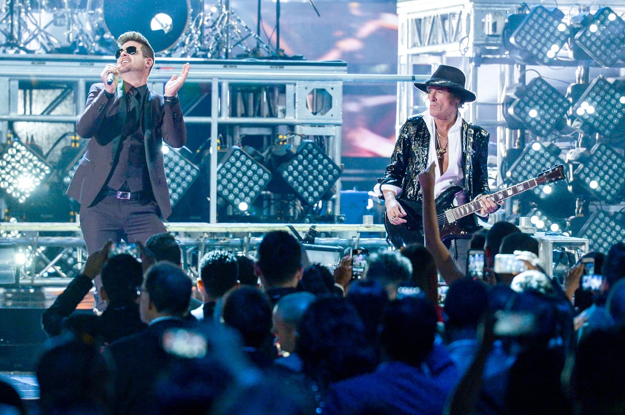 También se ha caracterizado por ser una plataforma donde convergen artistas latinos, pero también muchos estadounidenses. En 2016 Pitbull nos sorprendió cuando tuvo dos invitados especiales: el cantante Robin Thicke y el guitarrista de la banda de rock Aerosmith, Joe Perry. Los tres interpretaron 'Bad Man' y fue una gran presentación para arrancar la noche.