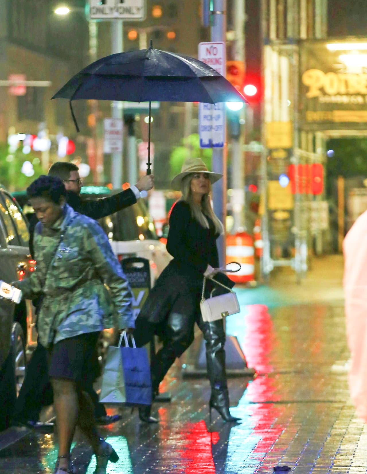 Una docena de personas asistieron a la celebración en una sala privada del local al que Kardashian y Thompson llegaron juntos.