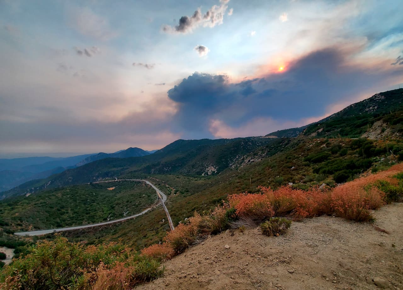 <a href="https://www.fs.usda.gov/angeles/" target="_blank">Bosque Nacional Angeles</a>: El incendio Bobcat ha consumido más de 19,000 acres en la zona de las montañas de San Gabriel en el condado de Los Ángeles. Es el segundo incendio de gran magnitud que se ha registrado en este bosque en el 2020.