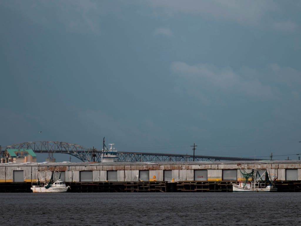 Barcos de pesca amarrados a un muelle en Bayou Contraband antes de la llegada del huracán Laura en Lake Charles, Louisiana.
