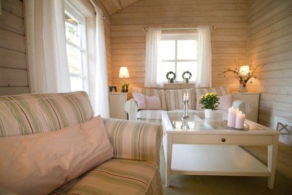 La paleta de colores suele incluir blanco,amarillo y el verde, especialmente en tonos pastel.