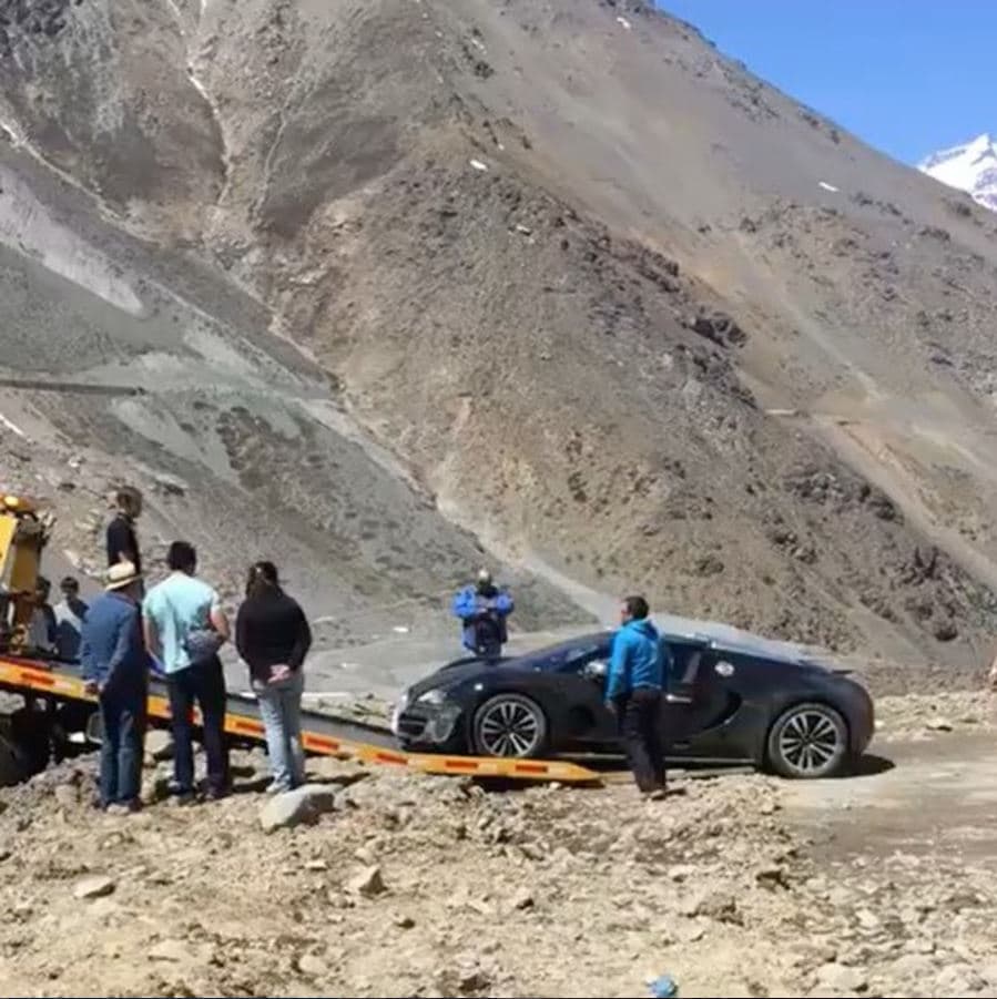 Testigos afirman que el conductor tomó una curva demasiado rápido para aterrizar luego en la ladera de una montaña. Por otro lado, el conductor aseguro que una mancha de aceite le hizo imposible mantener el control necesario para atravesar la curva.