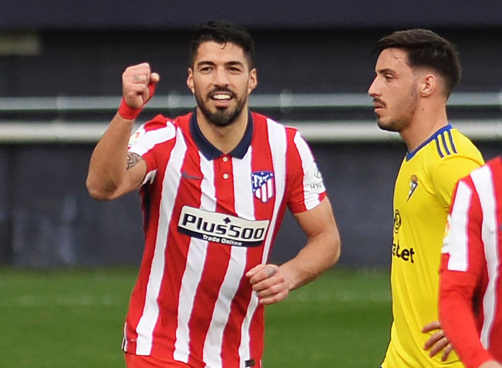 Atlético de Madrid sigue como líder de LaLiga tras vencer 4-2 al Cádiz. Con doblete de Luis Suárez y goles de Ñiguez y Koke, los 'Colchoneros' se llevan el triunfo; Álvaro Negredo anotó los dos goles para los locales; el mexicano Héctor Herrera entró de cambio al 84'.