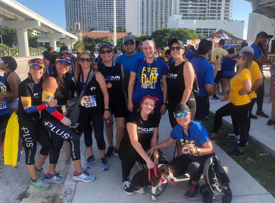 Quienes no pudieron correr, caminaron a lo largo de los cinco kilómetros.