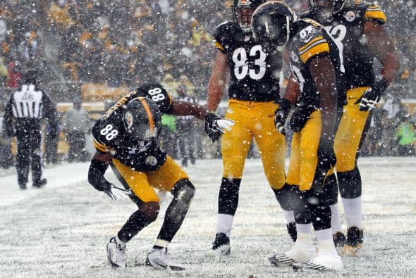 Los fanáticos de los Dolphins ya no hablan de la controversia Incognito/Martin, ni si Ireland o Philbin estarán con el equipo en el 2014, sino que pasan horas calculando… ¡porque tenemos chance de ir a los playoffs! Al principio de la temporada, y sobre todo, después de perder -casi deshonrosamente- contra Tampa Bay y Buffalo, los comentarios sobre Miami eran negativos. Qué si las novatadas, qué si Tannenhill, qué si el running game, qué si la línea ofensiva, que si… qué se yo… Pero ahora, las cosas han cambiado y solo se mencionan las posibilidades que tenemos de jugar en enero. ¡Ay, bendito! Bueno, después de este encontronazo con los portadores de las terribles toallas amarillas, donde salimos vencedores … por media pulgada… 34-28, ya todo me parece posible. Arriba Tannenhill (20 de 33, para 200 yds); arriba Wake and Odrich; arriba Thomas (105 yds, un TD en 16 acarreos); arriba Clay con sus dos TD y arriba Philbin, que mantiene el invicto en la revisión de las jugadas (obtuvo el cambio de “incomplete pass” a TD de Hartline). ¡Arriba, Dolphins, seguimos cuesta arriba!