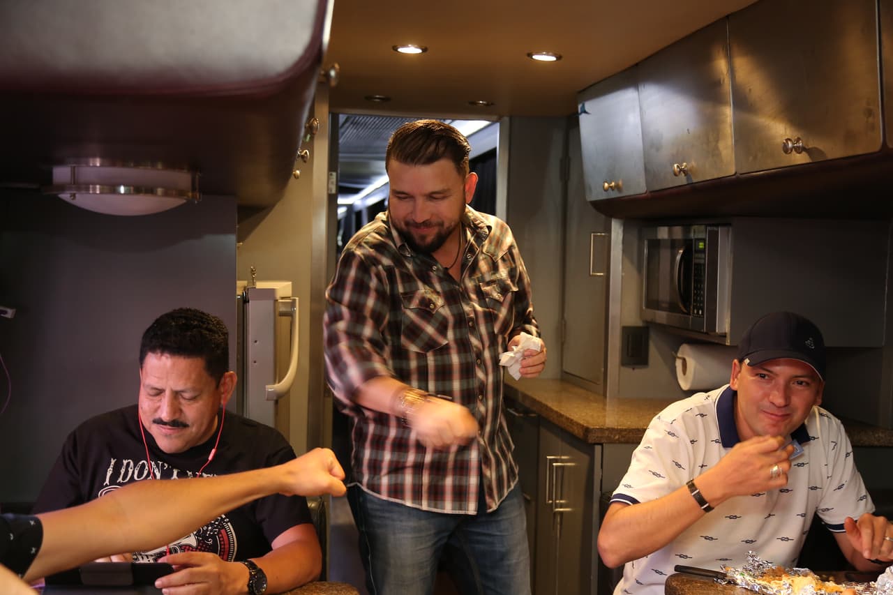 Tratan de relajarse para darlo todo en la tarima.