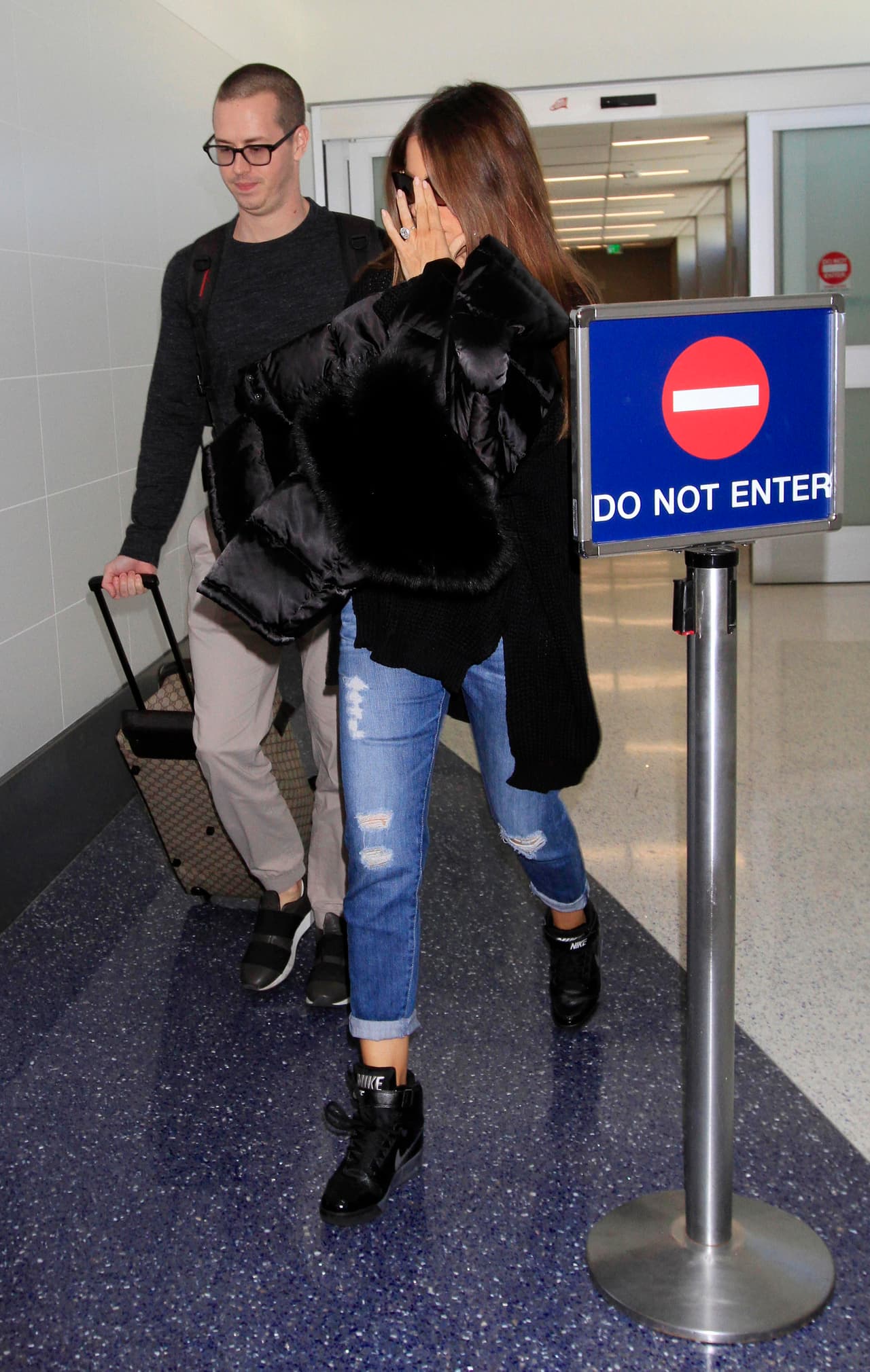 También aprovechó su cabello para cubrirse de los paparazzi.