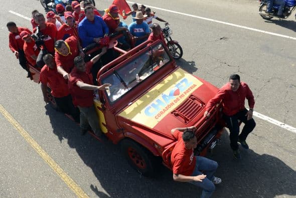"Estamos en avalancha", gritó el presidente venezolano en su acto en Cojedes al que llegó visiblemente bronceado, según afirmó, "marca" del recorrido por el llano venezolano.