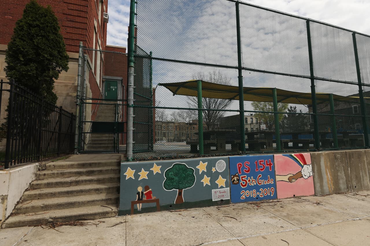 <b>8. Coordinación regional:</b> Las regiones deben coordinar la reapertura de las escuelas, los sistemas de transporte, las pruebas y el rastreo con otras regiones circundantes.