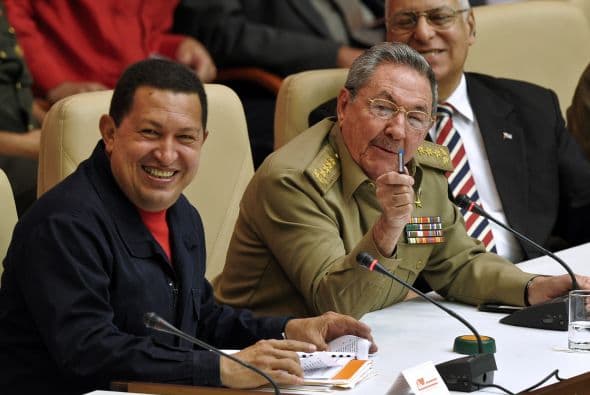El ex gobernante cubano felicitó a Chávez por "las cálidas y emotivas palabras" que pronunció el lunes en un acto por los 10 años del convenio y en el cual Raúl Castro convocó al VI Congreso del Partido Comunista de Cuba (PCC), el primero en 13 años, que definirá el rumbo económico de la isla para los próximos años.
