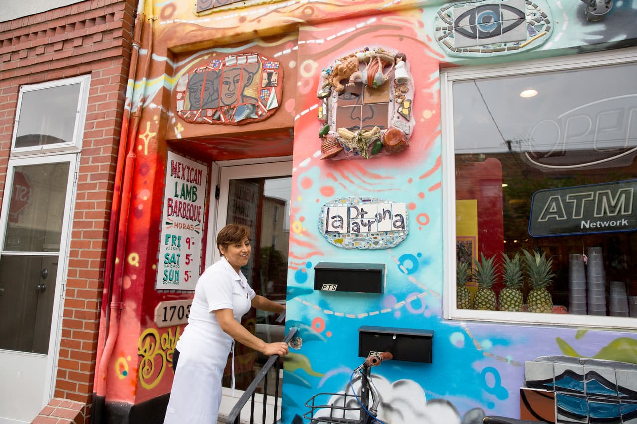 South Philly Barbacoa resaltaba por su colorida fachada entre las características construcciones de ladrillo del sur de Filadelfia. Cristina y Benjamin participaron directamente con el artista Isaiah Zagar en su decoración.