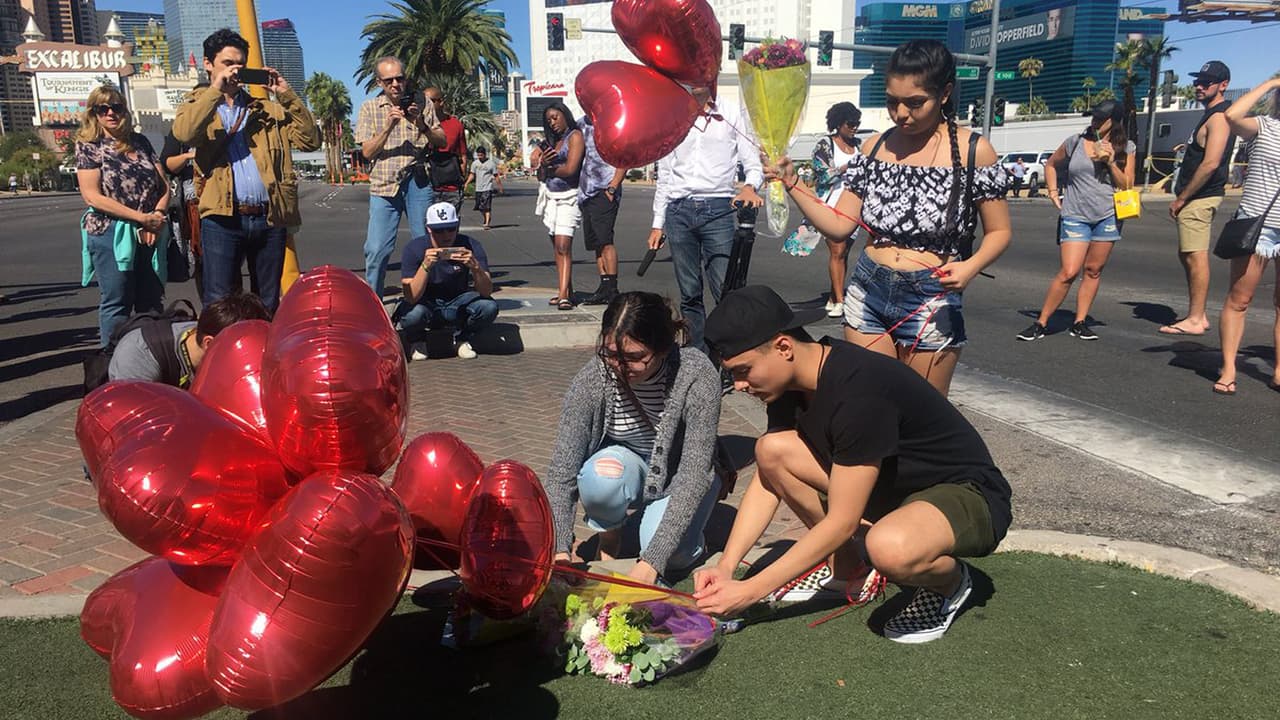 ''Nos quedamos atrapados por horas'': residente de Las Vegas que se encontraba en el Mandalay Bay cuando ocurrió el tiroteo 
