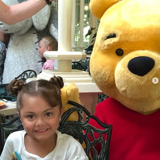 Cada vez se parece más a su papá y a su famosa abuela.