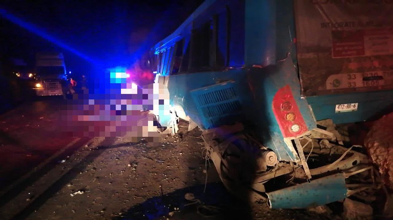 Al menos 14 muertos y 20 heridos deja el volcamiento de un autobús de transporte de personal en México