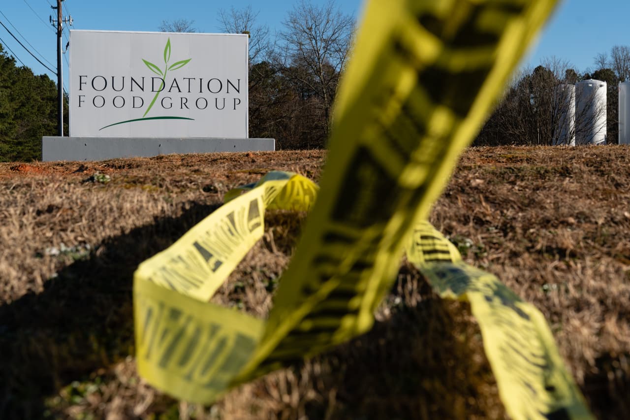 Los trabajadores que habían huido de la planta estaban reunidos afuera cuando los bomberos respondieron a la fuga el jueves por la mañana, dijo el jefe de la división del Departamento de Bomberos del condado de Hall, Zach Brackett.