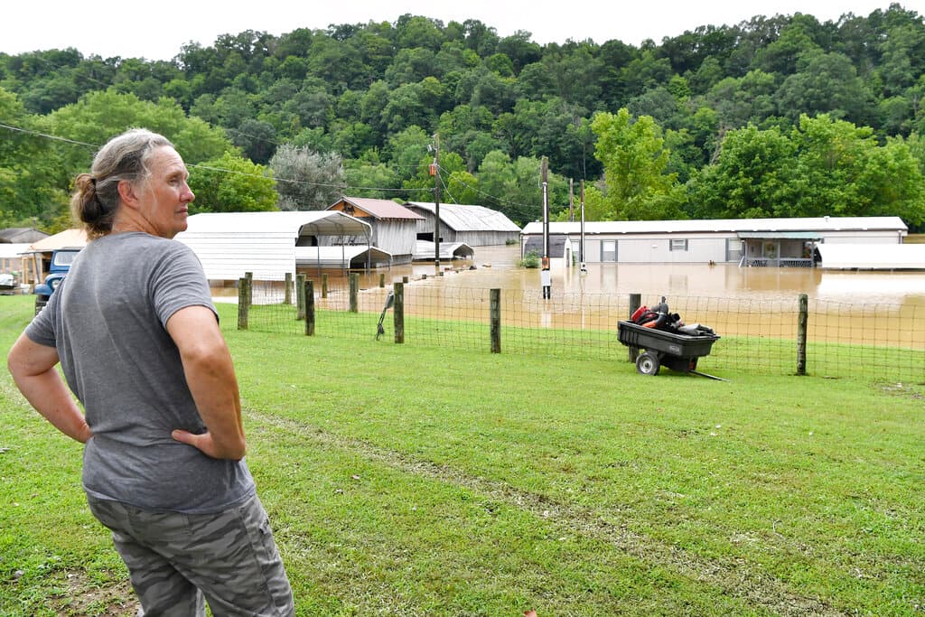 En el condado de Breathitt, en el este de Kentucky, las inundaciones cubrieron carreteras e inundaron casas y negocios.
<br>
<br>Un departamento de bomberos voluntarios tuvo que abandonar su estación inundada, dijeron las autoridades.