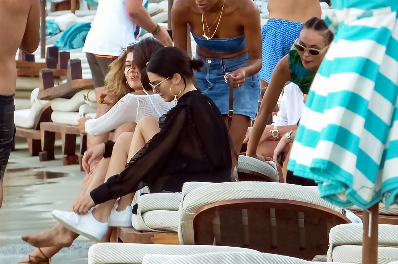 El clima en Mykonos, Grecia, está este verano por encima de los 80 grados farenheit. Sin embargo, Kendall Jenner se metió al mar con un vestido negro, largo y con los brazos cubiertos junto a su amiga su Bella Hadid.
