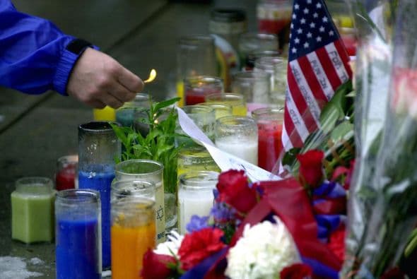 El 11 de septiembre Estados Unidos fue víctima de horrendos ataques terroristas: Al Qaeda secuestró e impactó cuatro aviones contra varios objetivos y que causaron la muerte y destrucción, siendo el episodio que precedería a la guerra de Afganistán y a la adopción por el Gobierno estadounidense y sus aliados de la política denominada de Guerra contra el terrorismo. Los atentados fueron cometidos por diecinueve miembros de la red yihadista Al-Qaida,1 divididos en cuatro grupos de secuestradores, cada uno de ellos con un terrorista piloto que se encargaría de pilotar el avión una vez ya reducida la tripulación de la cabina. Los aviones de los vuelos 11 de American Airlines y 175 de United Airlines fueron los primeros en ser secuestrados, siendo ambos estrellados contra las dos torres gemelas del World Trade Center, el primero contra la torre Norte y el segundo poco después contra la Sur, provocando que ambos rascacielos se derrumbaran en las dos horas siguientes.2 3 El tercer avión secuestrado pertenecía al vuelo 77 de American Airlines y fue empleado para ser impactado contra una de las fachadas del Pentágono, en Virginia. El cuarto avión, perteneciente al vuelo 93 de United Airlines, no alcanzó ningún objetivo al resultar estrellado en campo abierto, cerca de Shanksville, en Pensilvania, tras perder el control en cabina como consecuencia del enfrentamiento de los pasajeros y tripulantes con el comando terrorista.