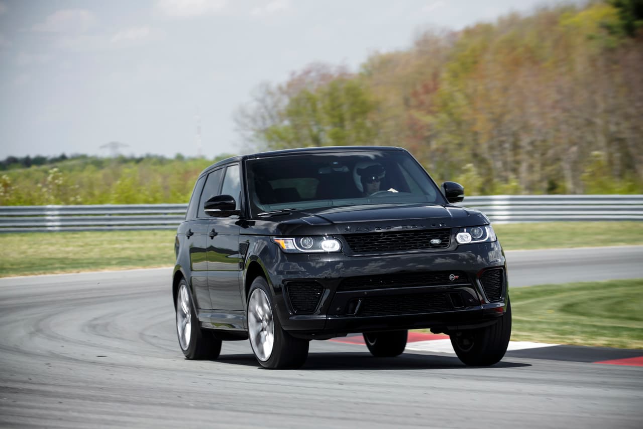 Su sistema de frenos incluye discos ventilados de 15 pulgadas (380 mm) al frente y 14.4 pulgadas (365 mm) en el eje posterior.