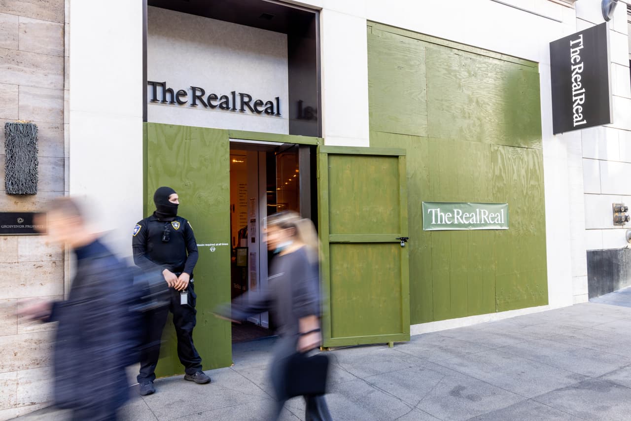 La Policía de San Francisco se ha comprometido a redoblar la vigilancia alrededor de Union Square. Sin embargo, algunas cadenas han decidido contratar a sus propios guardias de seguridad, como el caso de esta sucursal de The Real Real.