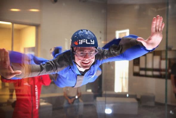 "Tenemos cuatro turbinas de viento en el techo a 350 caballos de fuerza cada uno", explicó Joe Conant, director general de iFLY Chicago.