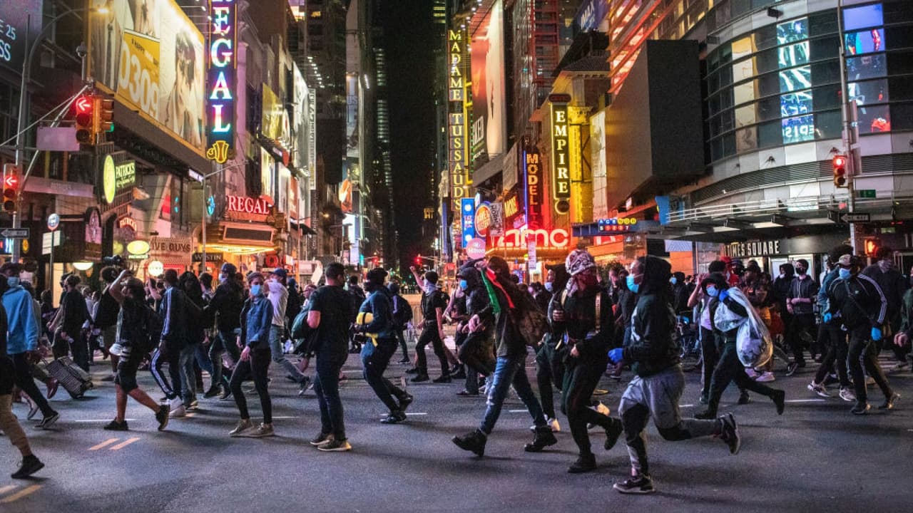 Cuomo dice que De Blasio y la policía han fallado en proteger a NYC de los saqueadores