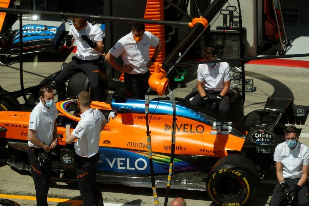 Carlos Sainz de McLaren perdió demasiado tiempo en pits hacia la vuelta 34. El español tendría que recuperar tiempo en la pista.