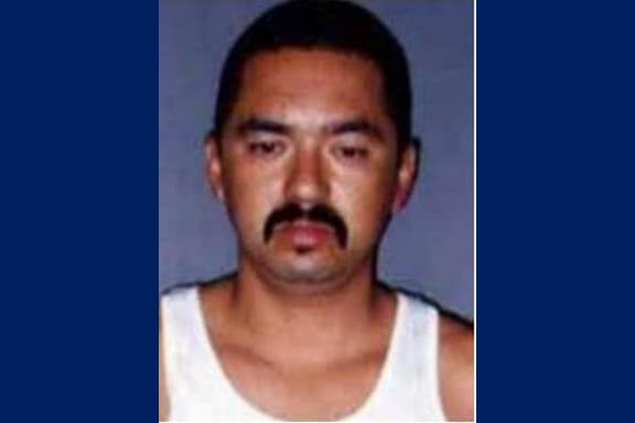 <h3 class="cms-H3-H3">SAÚL AGUILAR JR. </h3>
<br>
<br>Saúl Aguilar, Jr. es buscado por su presunta participación en el asesinato de su exnovia en Los Ángeles, California. En diciembre de 1997, la víctima fue encontrada en su casa con una herida de arma de fuego en la parte superior del torso. Se cree que tiene 48 años y usa múltiples alias. 
<br>
<br>Pertenece o pertenecía a la pandilla "Surenos" que lleva tatuado en su cuerpo, además de un hombre y una mujer, y un guerrero Azteca en la espalda. Tiene tatuado el nombre Saúl en el pecho y Aguilar, en el estómago. Hay una orden de captura en su contra, desde el 5 de enero de 1998.