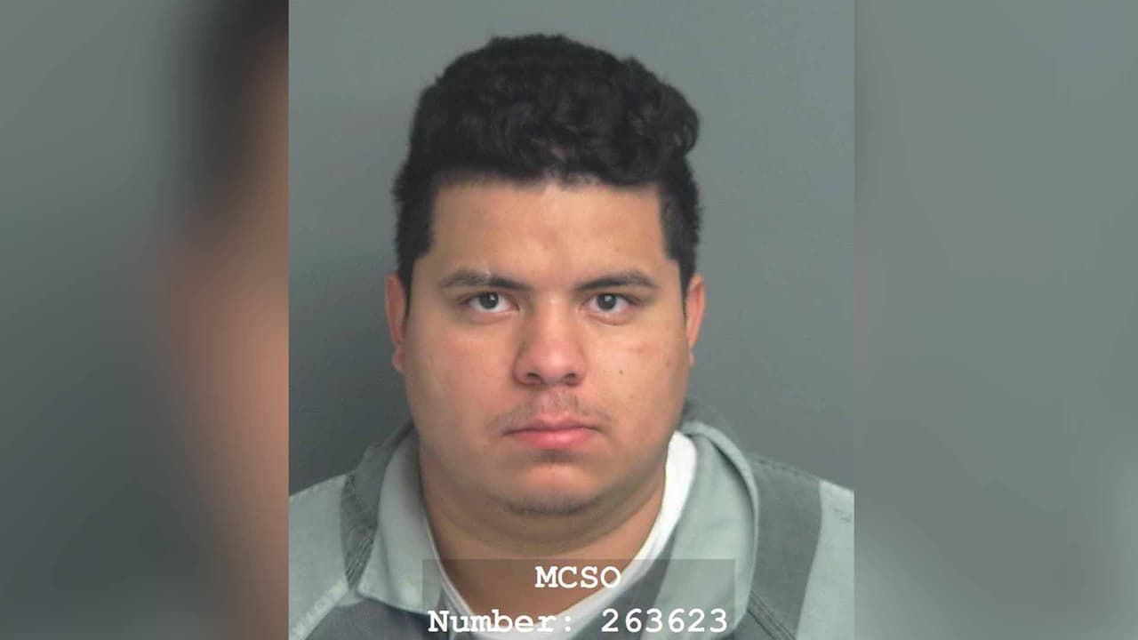 Juan Carlos Zepeda, las autoridades lo buscan como sospechoso de solicitud en línea de un menor.