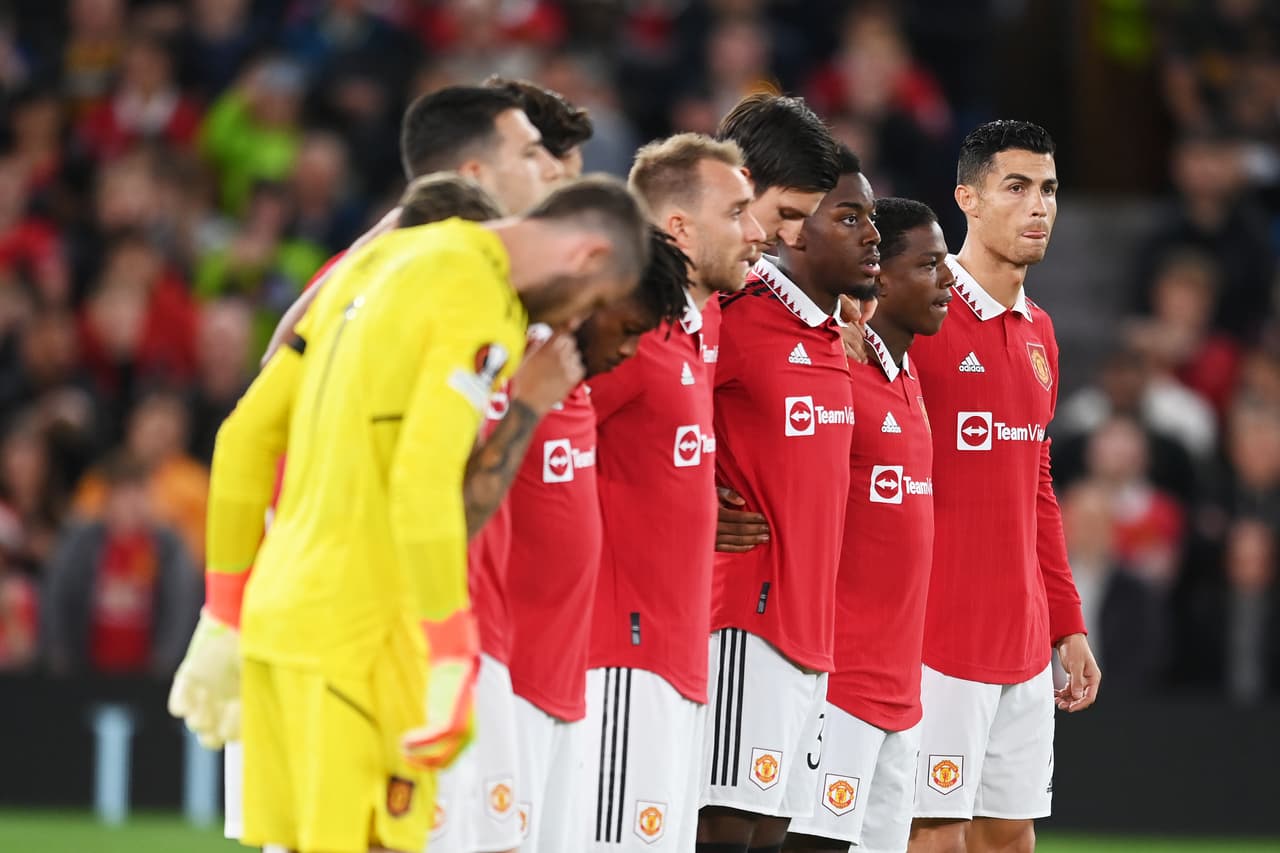 El Manchester United se enfrentó a la Real Sociedad en la Europa League y vivió un momento emotivo para la Reina Isabel segunda.
<br>