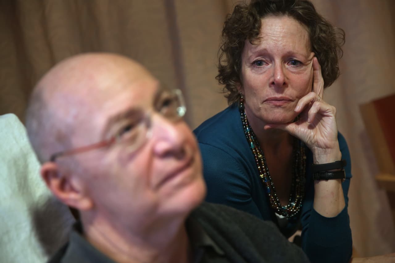 Como Nueva York, su estado de residencia, no había aprobado la legislación para permitir la muerte asistida, Cohen y su esposa se desplazaron a Oregon, el primer estado en el país que lo aprobó, para garantizar que moriría sin sufrimiento.