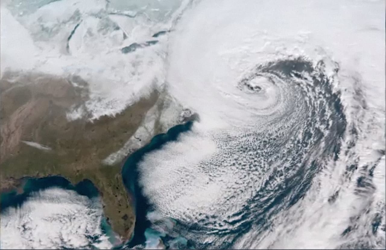 La ‘bomba ciclónica’ paree arrastrar las nubes desde los grandes lagos hacia la costa del atlántico.
