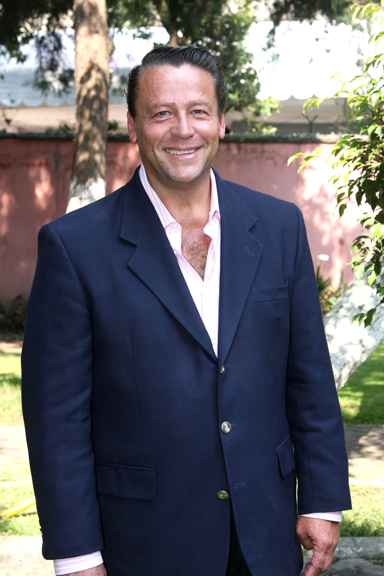 Incluso, en 
<a href="https://www.univision.com/famosos/me-da-mucha-tristeza-asegura-mary-paz-banquells-exesposa-de-alfredo-adame-sobre-su-pelea-con-carlos-trejo-fotos">la pelea con Carlos Trejo</a> que el actor tiene programada para el 2 de agosto, en donde recibiría dinero que donaría a una institución benéfica, el SAT 
<b>podría embargar los derechos de cobro de Adame</b>.