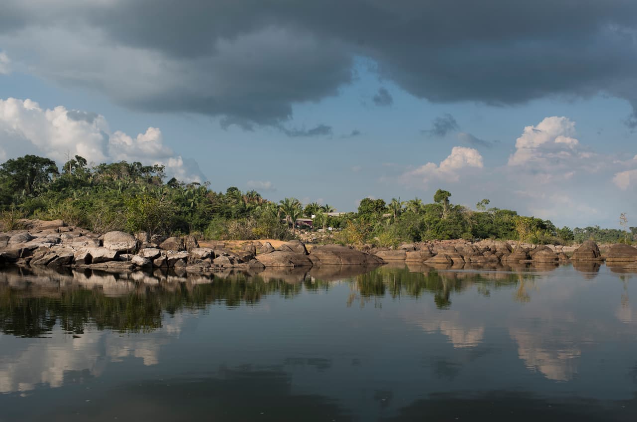 Una vivienda rosada en la aldea Miratu en la reserva indígena Paquiçamba junto al río Volta Grande do Xingu.
