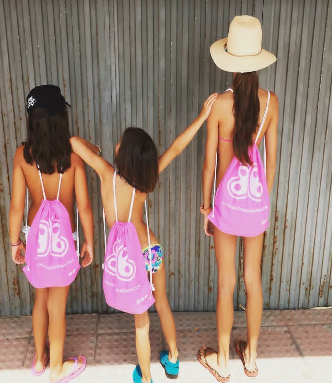 Tanto Iván como Elia han acordado mantener en privado, en medida de lo posible,la identidad de sus hijas, por lo que sólo comparte fotos en las que no se les ven sus caritas.