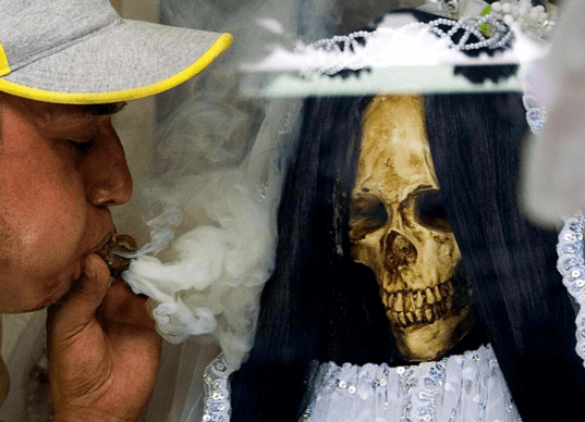 La Muerte recibe peticiones de amor, afectos, suerte, dinero y protección, así como también peticiones malintencionadas y de daño a terceros por parte de sus fieles.