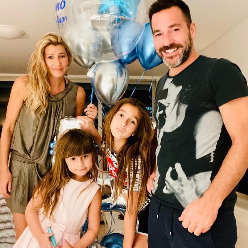 Por su parte, Héctor, también fruto de la relación de Montaner con Ana Vaz, tiene 14 años de casado con Paola Gaudelli, quien, según ¡Hola!, está volcada en su faceta como madre y esposa.
<br>