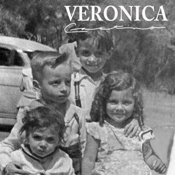 También tiene cierto parecido con 
<b><a href="http://www.univision.com/temas/veronica-castro">la 'Vero'</a></b>, quien está del lado derecho.