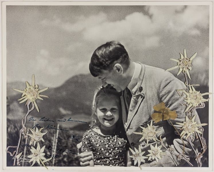 La historia detrás de la subasta de una rara foto de Hitler con una niña de ascendencia judía