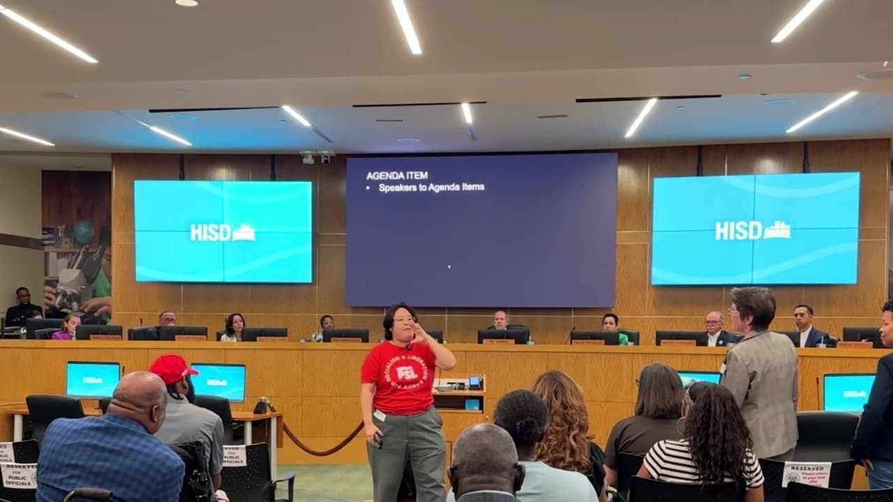 HISD aprueba cierre de 12 escuelas tras tensa reunión con protestas de padres y estudiantes