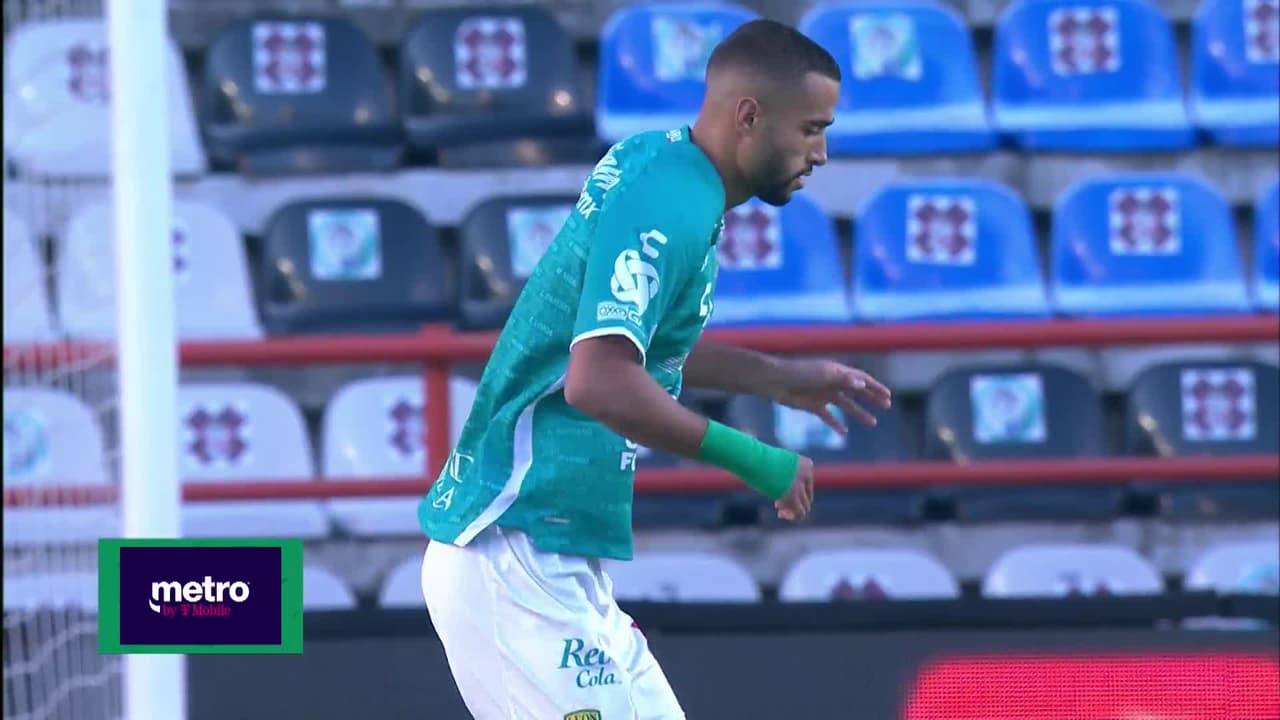Arranca el partido y la pelota está en juego.