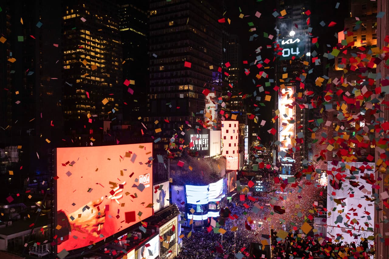 Miles de personas disfrutaron del espectáculo y dieron la bienvenida al 2024 en Times Square.