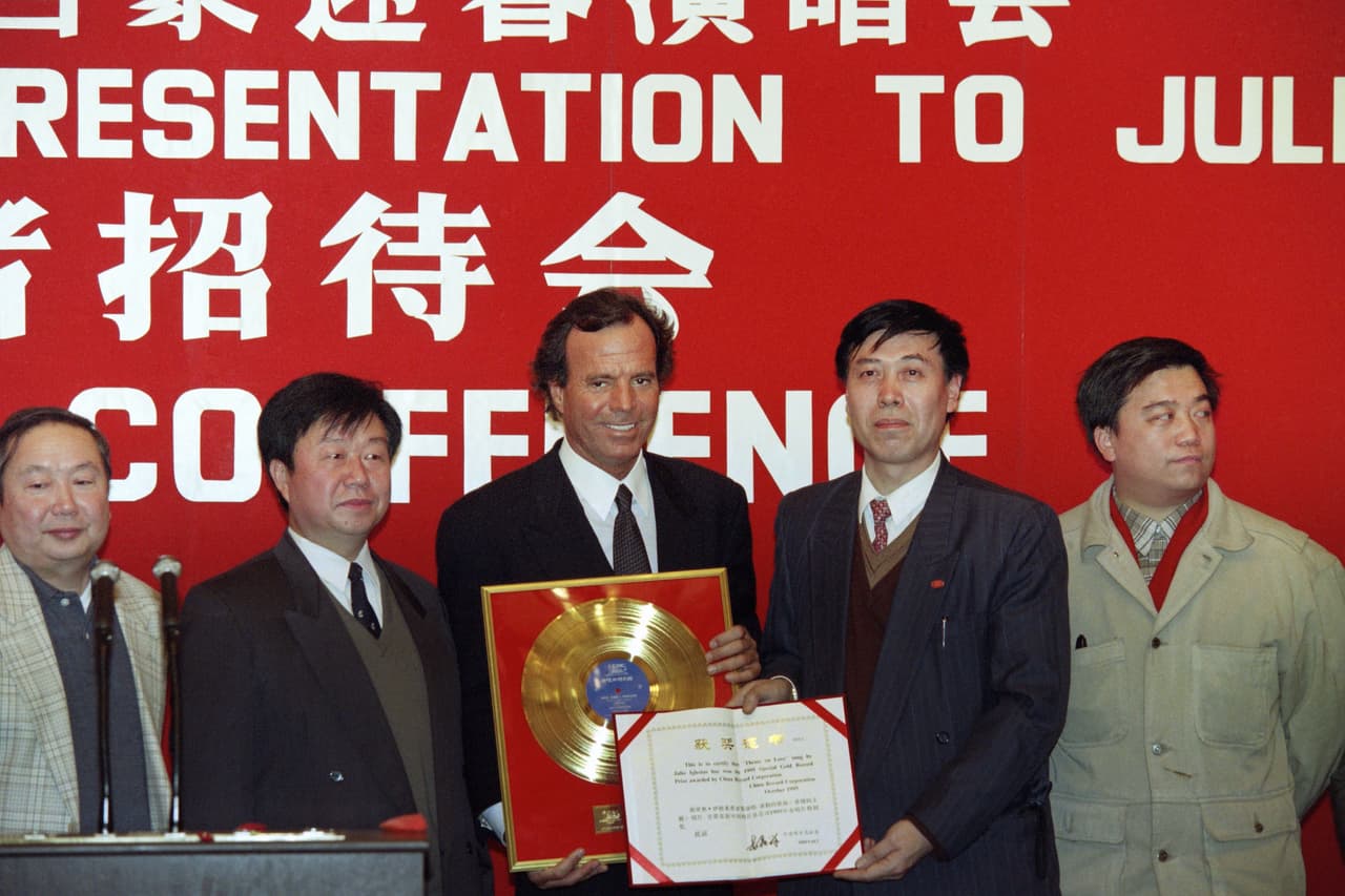 En 1995 se convirtió en el único artista extranjero que, oficialmente, ha vendido más discos en China y, por ello, recibió un homenaje del Ministerio de Cultura Chino.